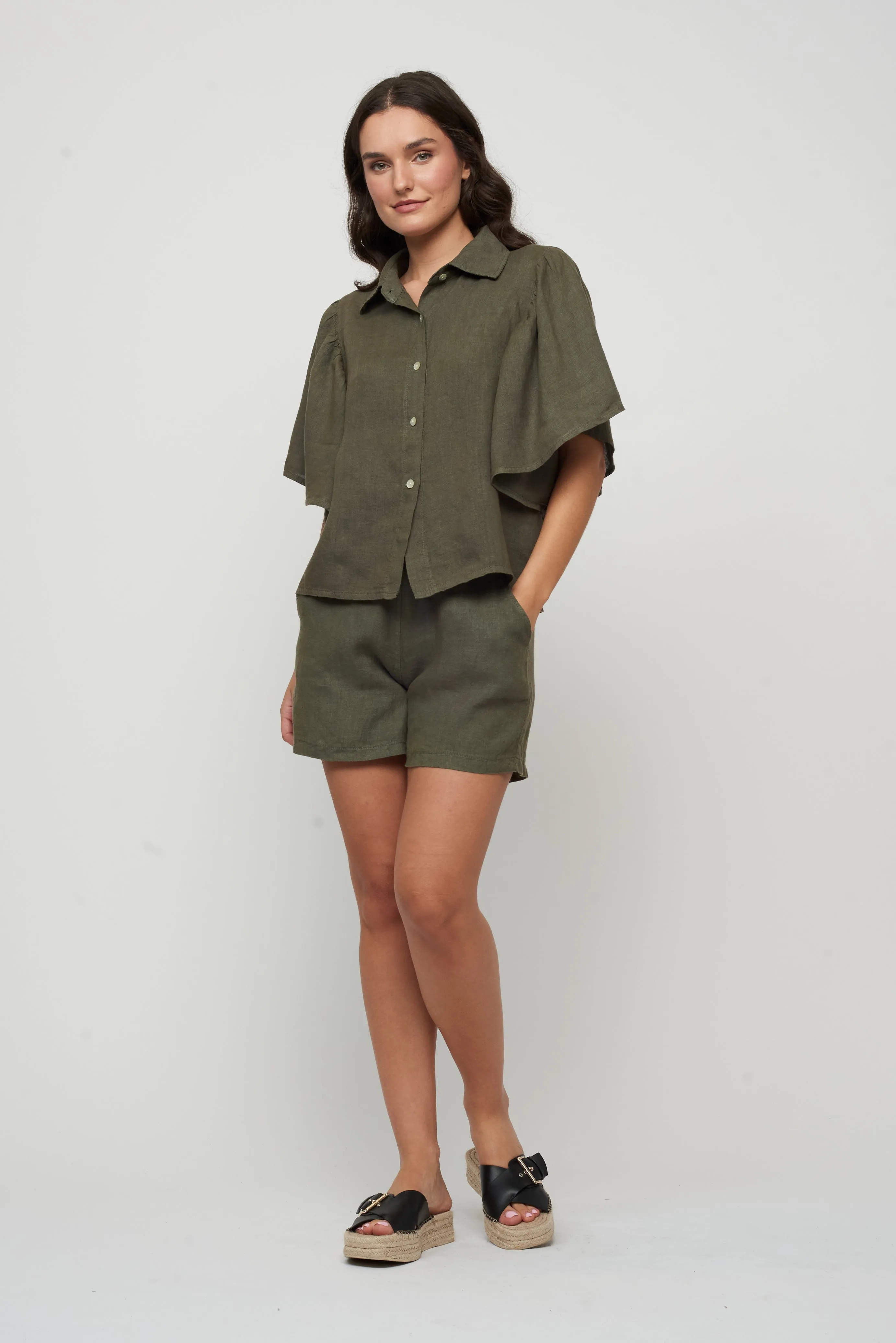 LOOSE LINEN SHORTS