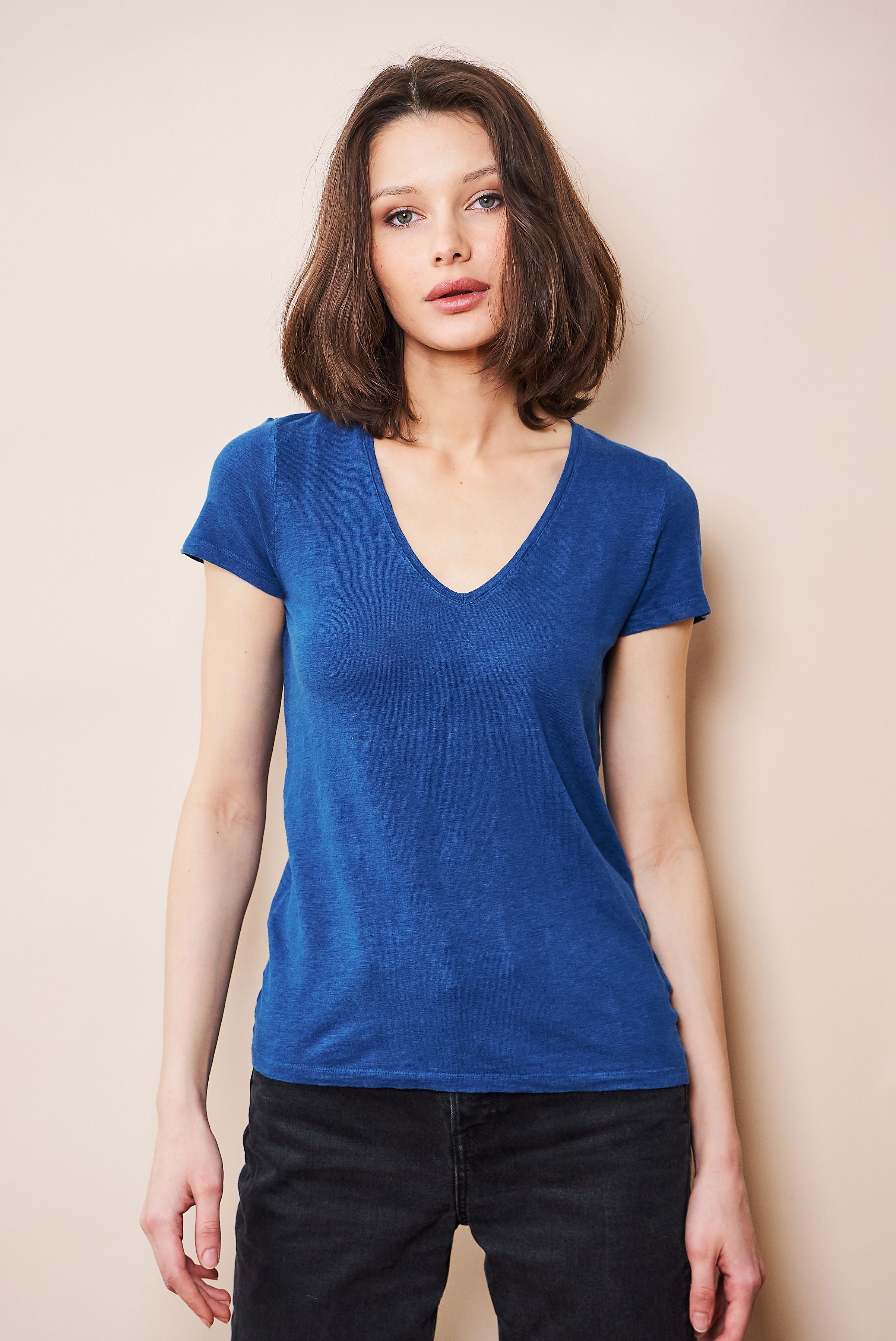 Majestic Stretch Linen Short Sleeve V-Neck in Capri