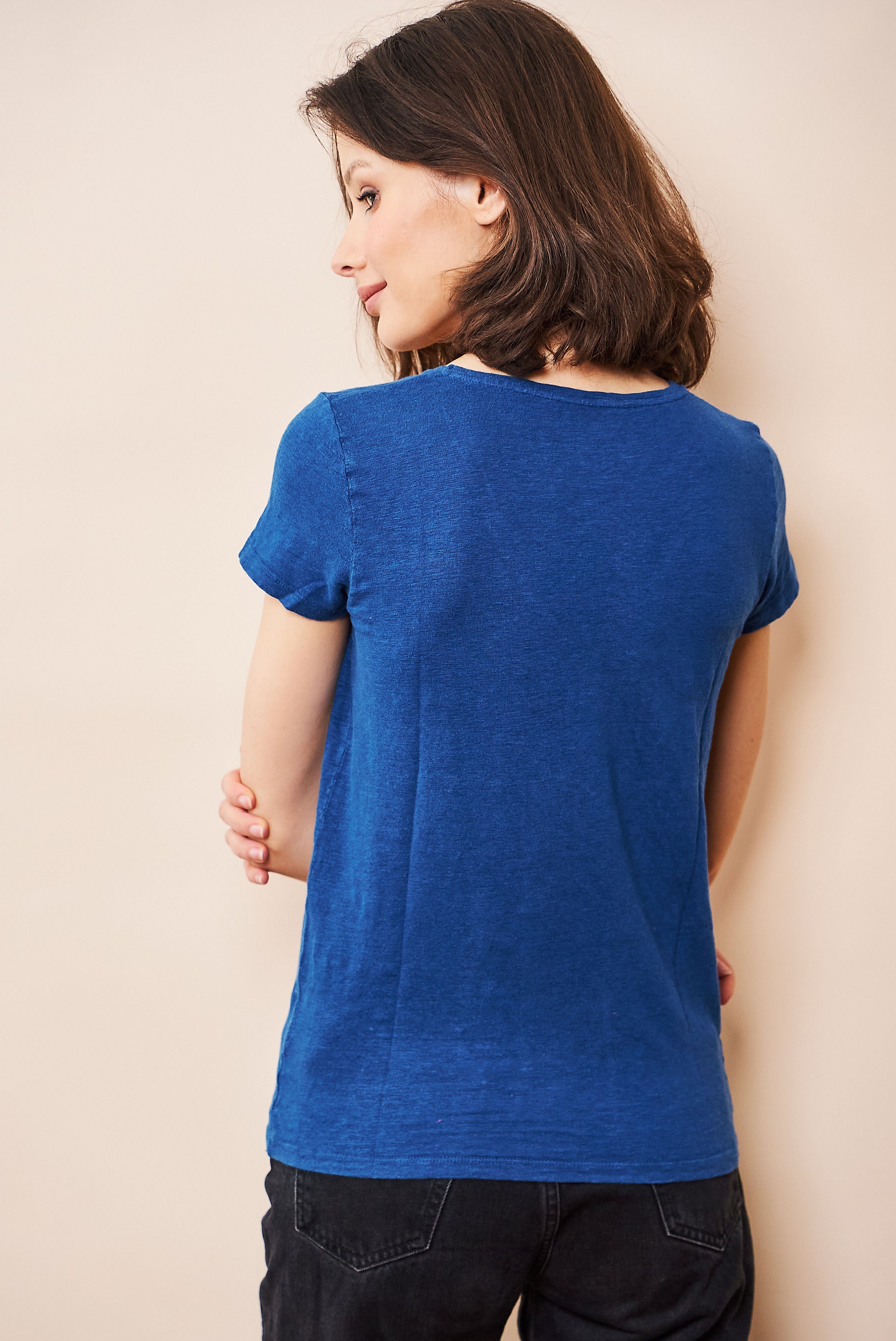 Majestic Stretch Linen Short Sleeve V-Neck in Capri